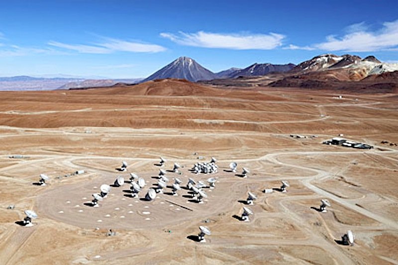 Luftaufnahme des Chajnantor-Plateaus, das sich auf 5.000 Meter Höhe über dem Meeresspiegel in den chilenischen Anden befindet und Standort des Alma-Observatoriums ist. Die großen Antennenschüsseln haben einen Durchmesser von 12 m, außerdem ergeben zwölf kleinere Antennen mit einem Durchmesser von 7 m das Alma Compact Array.