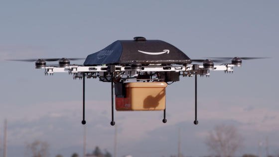 Mittels Drohnen sollen Amazon-Kunden künftig beliefert werden. Damit das schnell geht, muss das ganze Warenhaus mit in die Luft, so wie im Video unten.