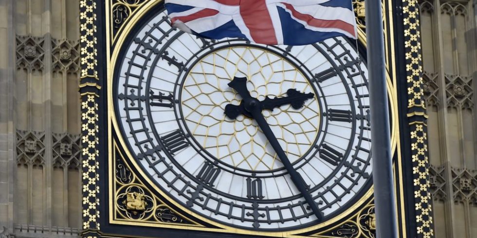 Uhr am Big Ben in London: Fast alle EU-Länder machen bei der Zeitumstellungen mit – ausgenommen Island. Auch die Balearen wollen dauerhaft bei der Sommerzeit bleiben. Das tun bereits Russland und die Türkei.