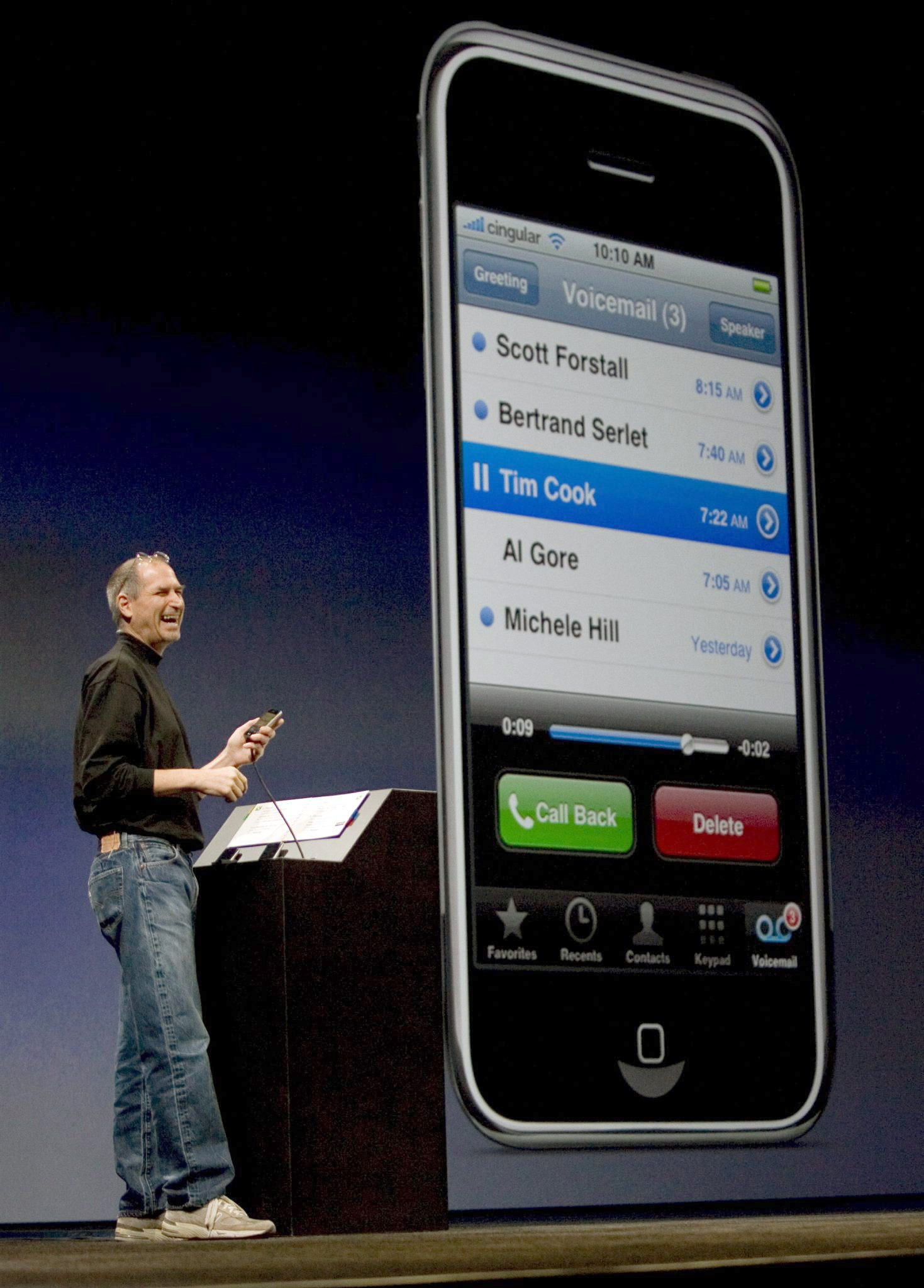 Die Revolution unserer Kommunikation: Apple-Gründer Steve Jobs präsentiert am 9. Januar 2007 auf der MacWorld Expo in San Francisco das erste iPhone.