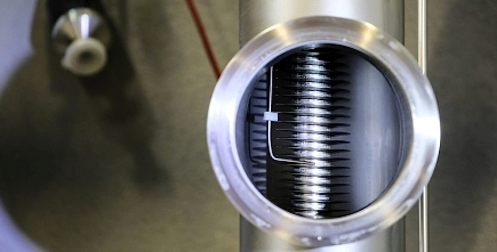 Wärmetauscher aus Durchlauferhitzern brachten die Lösung: Die Natronlauge läuft spiralförmig am Rohr entlang, nimmt Wasserdampf auf und gibt Wärme ab.