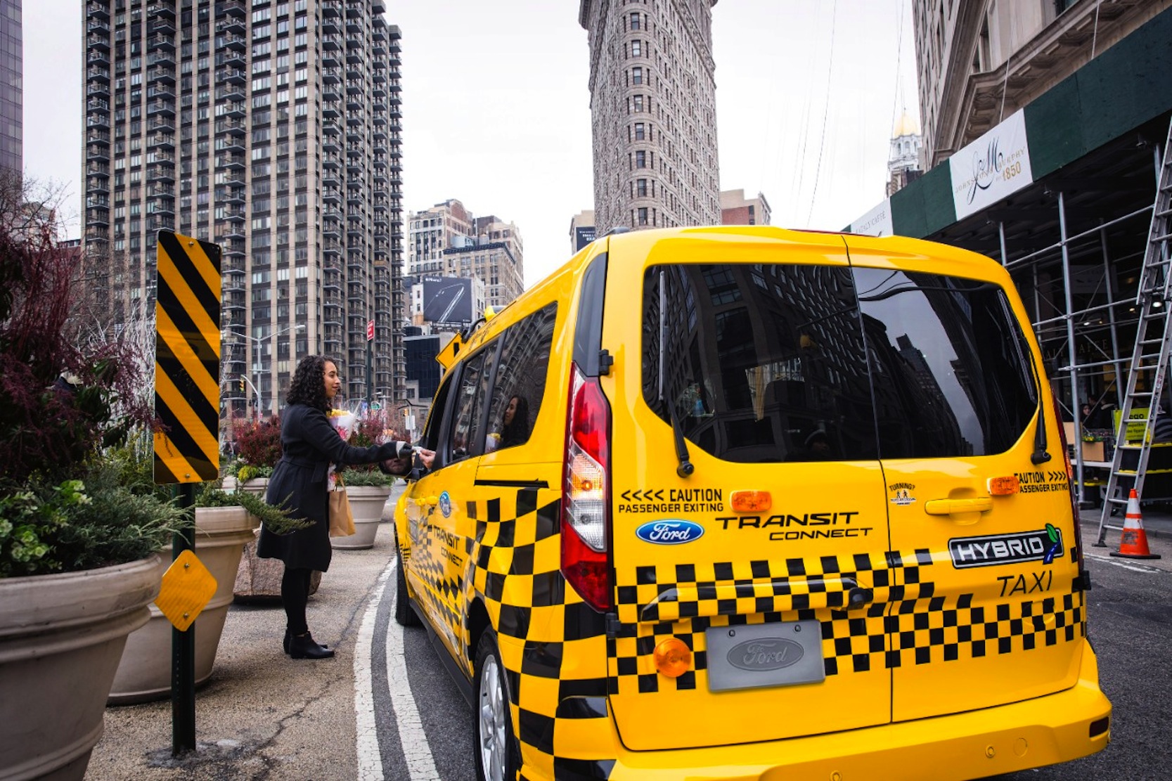 Amerikanisches Ford-Taxi mit Hybridantrieb: Ford hat seine Pläne für ein neues Werk in Mexiko aufgegeben und investiert stattdessen 700 Millionen US-Dollar in das bestehende Werk in Flat Rock in Michigan. Dort sollen Autos mit Elektro- und Hybridantrieben gebaut werden. Jetzt wollen umgekehrt mexikanische Unternehmen keine Ford-Modelle mehr kaufen.