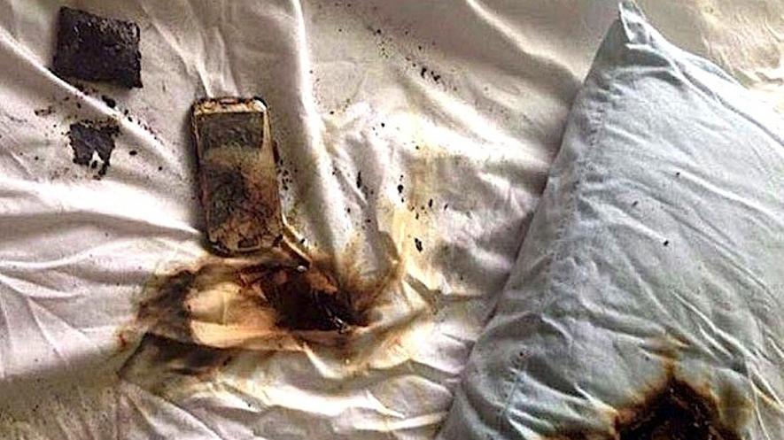 Mit solchen Bildern warnte die New Yorker Polizei davor, Handys im Bett aufzuladen. Die Akkus können wegen des Hitzestaus unter einem Kissen explodieren. 