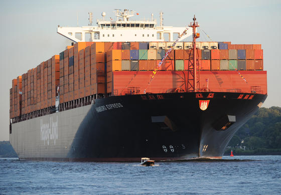 Containerschiff Hamburg Express in der Elbe: Bleiben solche Schiffe wegen eines Getriebeschadens liegen, verursacht das nicht nur hohe Kosten. Die Schiffe blockieren auch noch Schifffahrtswege. Ingenieure entwickeln gerade Sensoren, die den Verschleiß der Zahnräder und Kupplungen direkt im Getriebe selbst überwachen. Getriebeschäden werden dadurch rechtzeitig entdeckt.