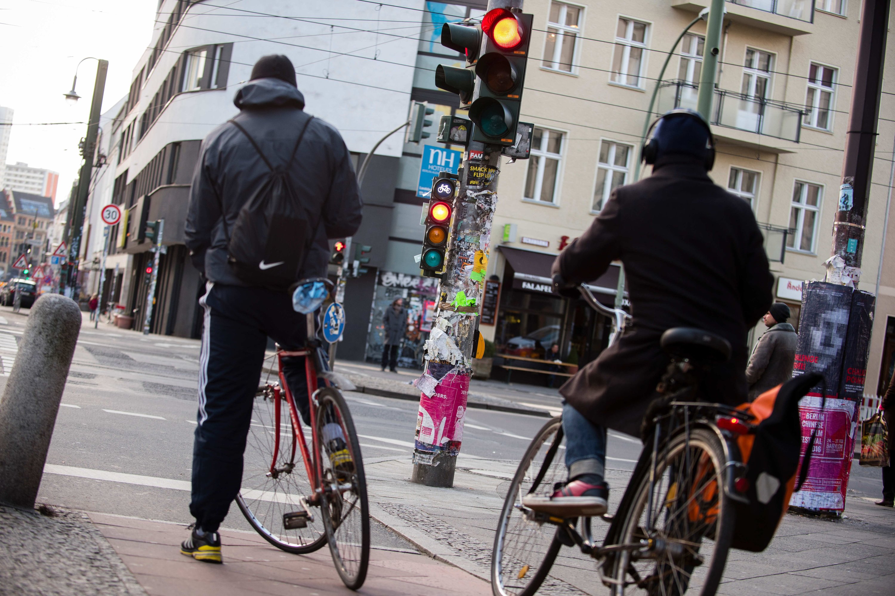 Zwangspause: Radfahrer stehen mal wieder vor einer roten Ampel. Die Lichtanlagen in Innenstädten sind meist so geschaltet, dass Autos gut vorankommen. Radfahrer haben das Nachsehen. Siemens hat eine App fürs Smartphone entwickelt, die auch Radfahrern eine grüne Welle beschert.