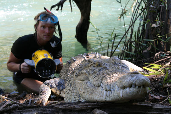Näher geht nicht: Tierfilmer Andreas Kieling verzichtet auf robotische Helfer. Selbst vor Krokodilen kennt er keine Scheu. 
