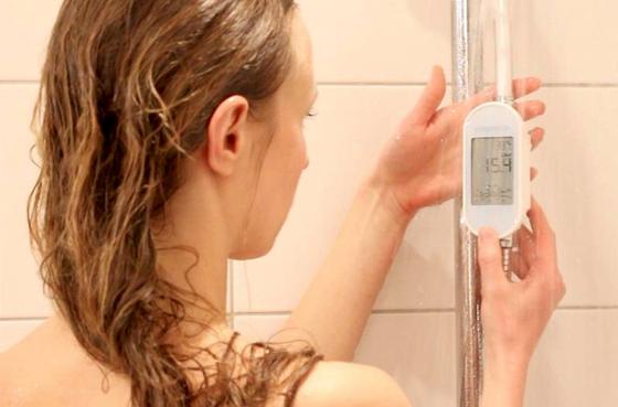 Verführerisch: Eine warme Dusche kann den Einstieg in den Tag versüßen. Verbraucht aber viel Energie. Wer die Messuhr direkt vor Augen hat, dreht das Wasser früher ab. 