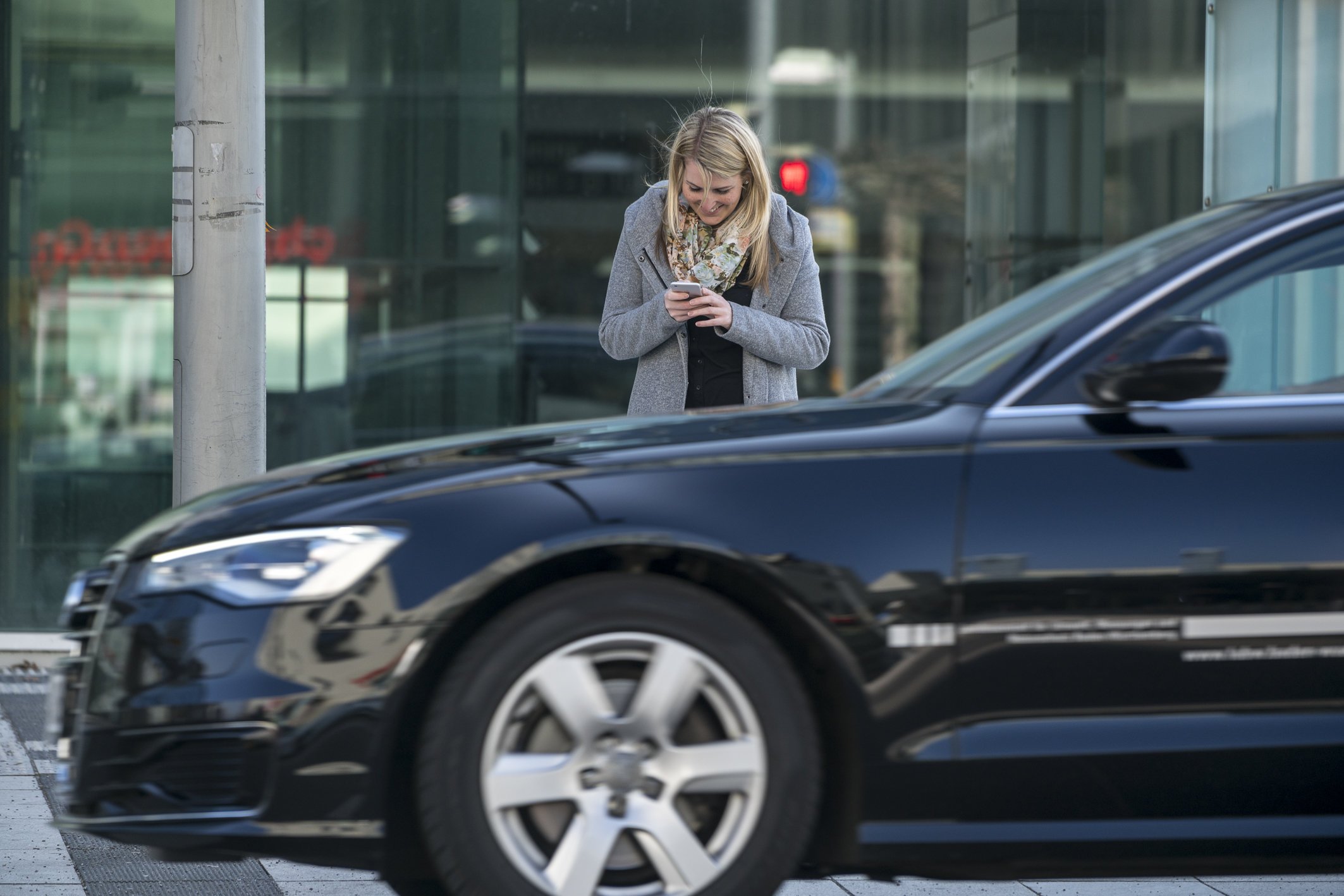 Fußgänger im Straßenverkehr sind häufig abgelenkt durch die Nutzung ihres Smartphones. Tödliche Unfälle etwa beim Überqueren von Kreuzungen und Bahnübergängen häufen sich. Deshalb experimentieren Städte wie Augsburg nun mit Warnlichtern, die im Boden aufblinken.