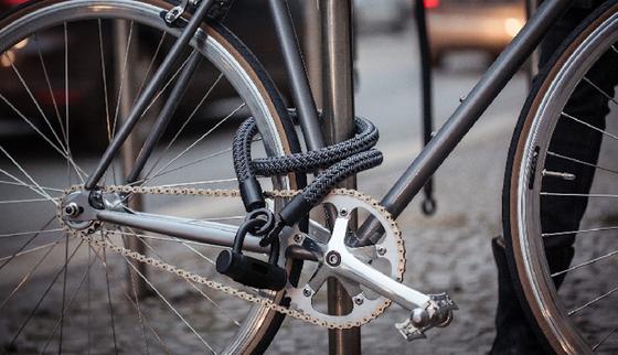Das textile Fahrradschloss tex–lock ist nicht nur leicht, sondern hält auch Angriffen mit dem Bolzenschneider oder Flammen minutenlang stand. 