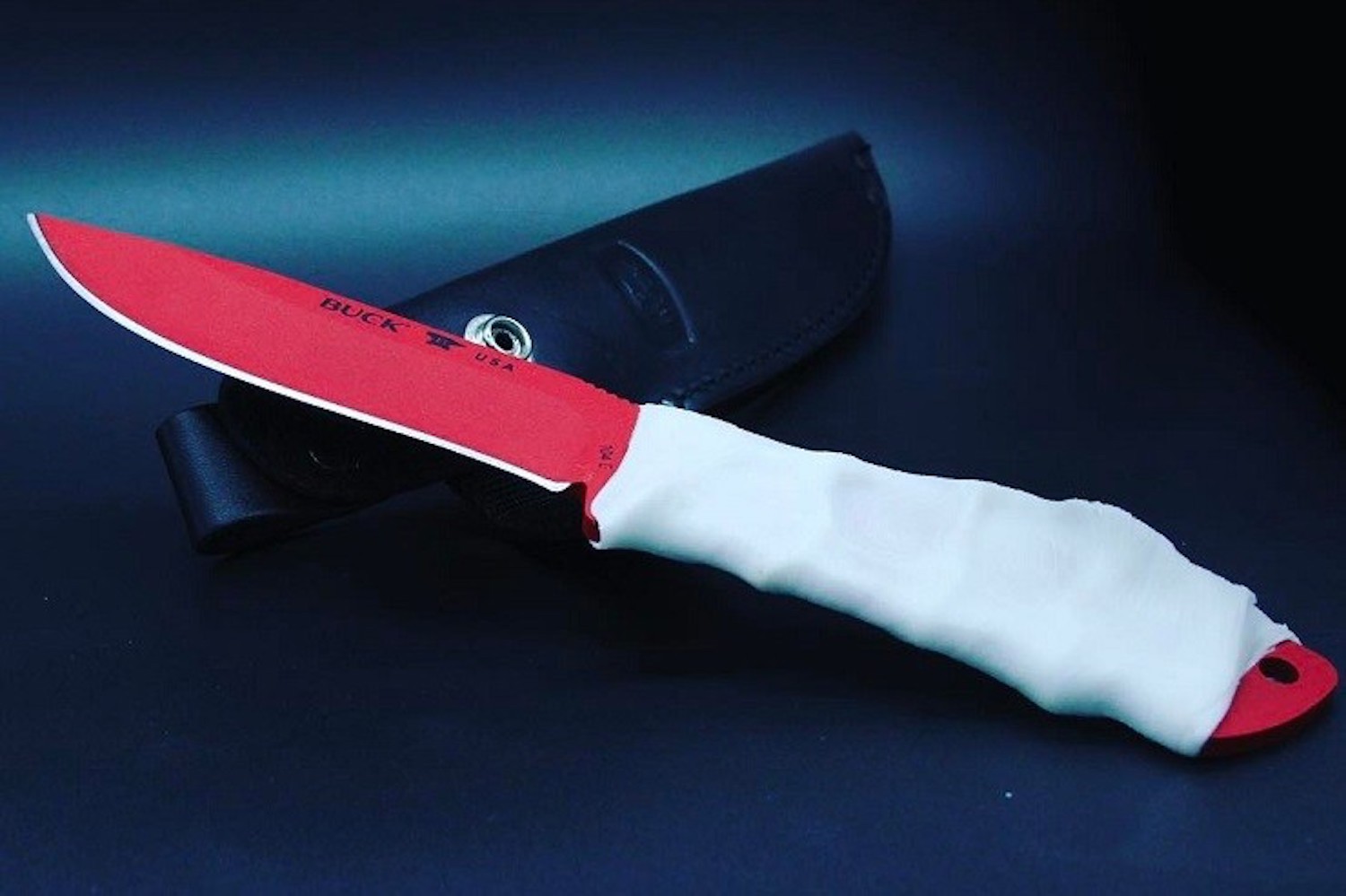Individueller Griff: Einfach das Band erwärmen, um das Messer wickeln, kräftig zupacken und abkühlen lassen. 