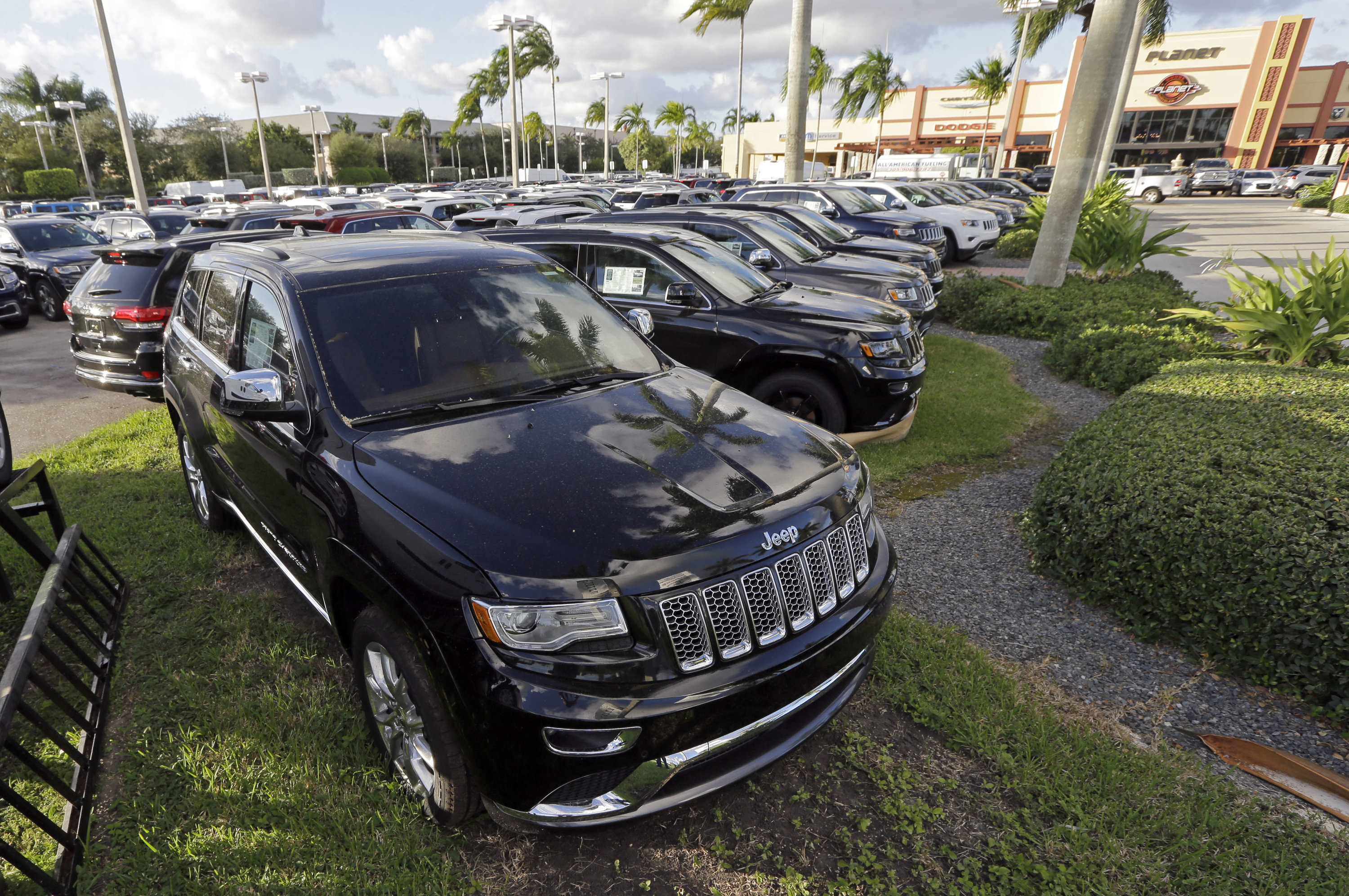 Jeep Grand Cherokees bei einem Fiat Chrysler-Händler in Florida: Die US-Umweltbehörden haben den Verdacht, dass nach VW auch Fiat Chrysler die Abgasreinigung seiner Dieselfahrzeuge manipuliert.
