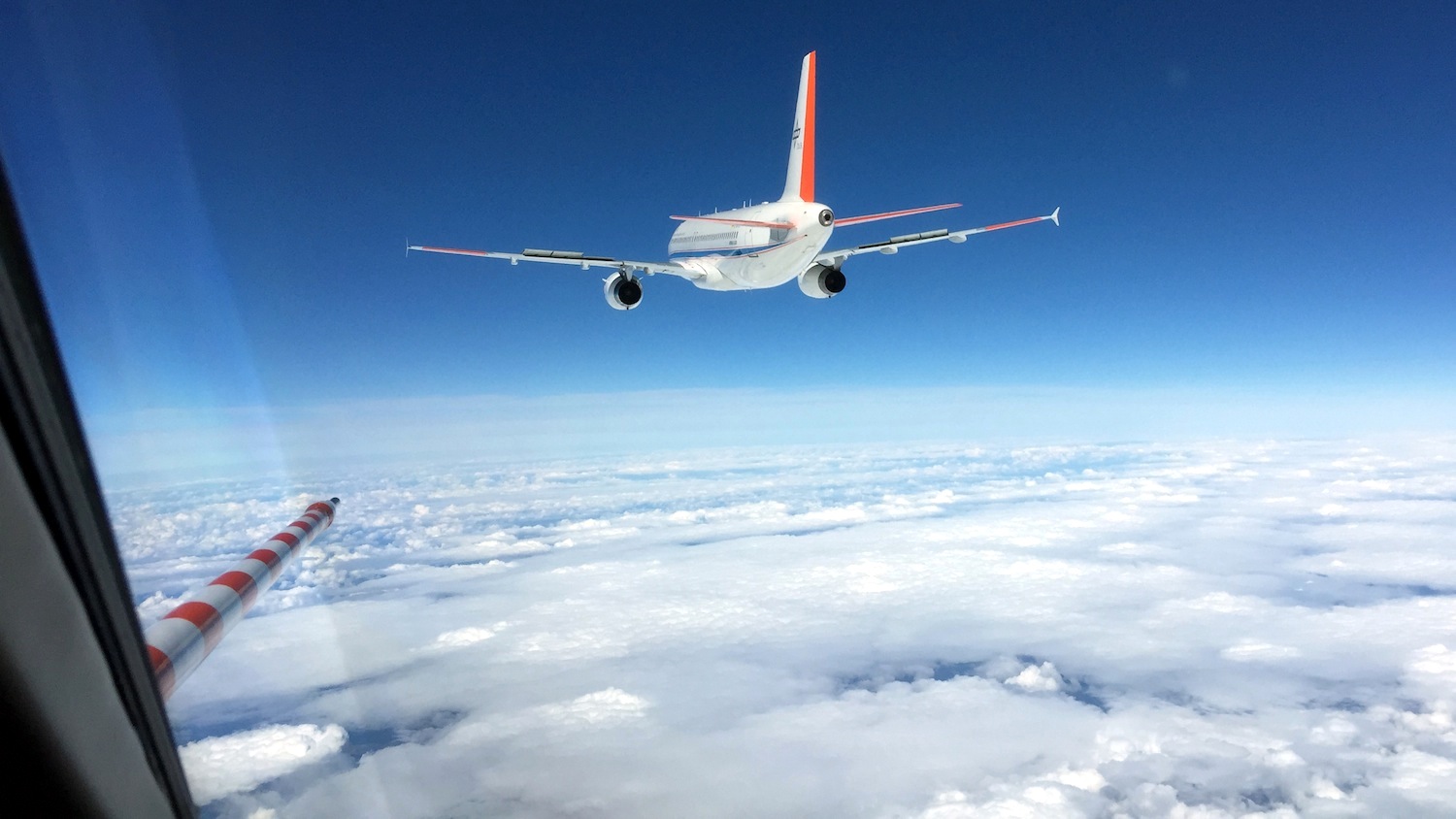 Blick aus der Falcon: Das Forschungsflugzeug verfolgt den zweistrahligen Airbus A320 Atra, der abwechselnd mit verschiedenen Treibstoffen fliegt. 