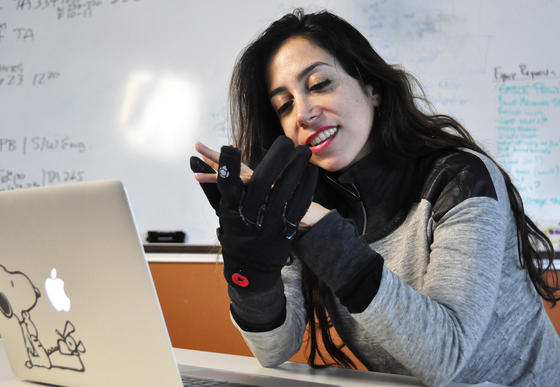 Händchen halten aus der Ferne: Studentin Azadeh Foirghani testet den Flex-N-Feel-Handschuh.