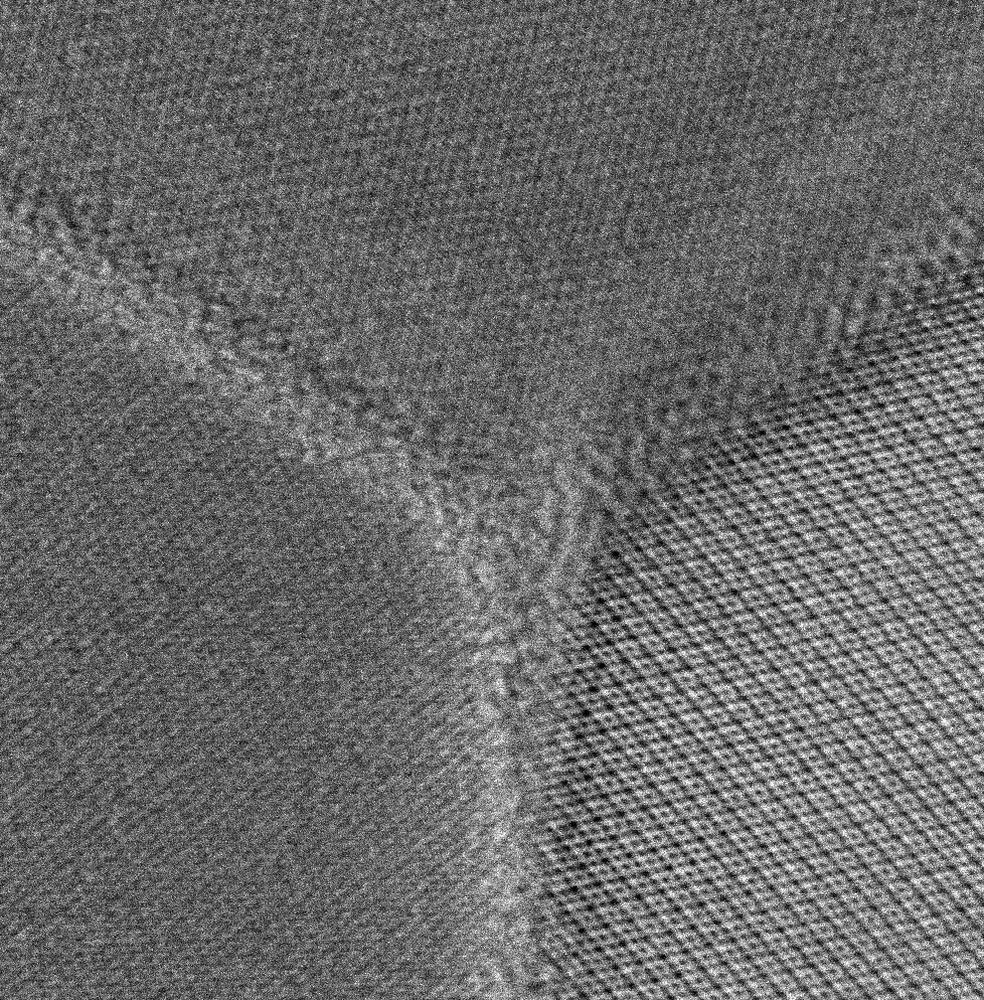 Das erzeugte polykristalline kubische Siliziumnitrid besitzt nur sehr dünne Korngrenzen von weniger als einem Nanometer, wie diese Aufnahme einer Dreifachgrenze mit atomarer Auflösung mit dem Transmissionselektronenmikroskop zeigt.