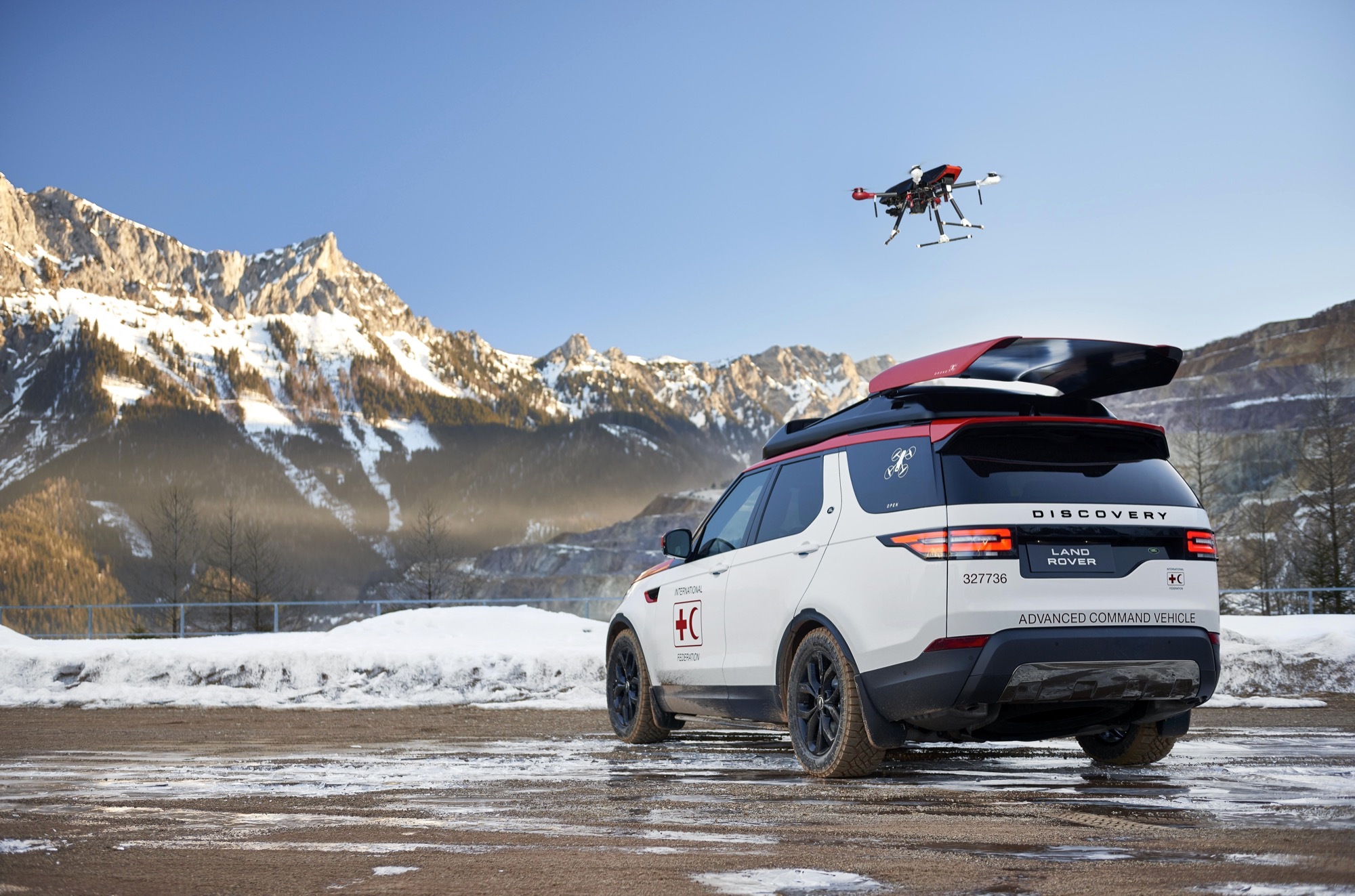 Start einer Drohne vom Dach des Land Rover Discovery: Der britische Autohersteller hat für Katastropheneinsätze einen Geländewagen mit einem Dachhangar für Drohnen ausgerüstet, die sogar während der Fahrt starten und landen können.