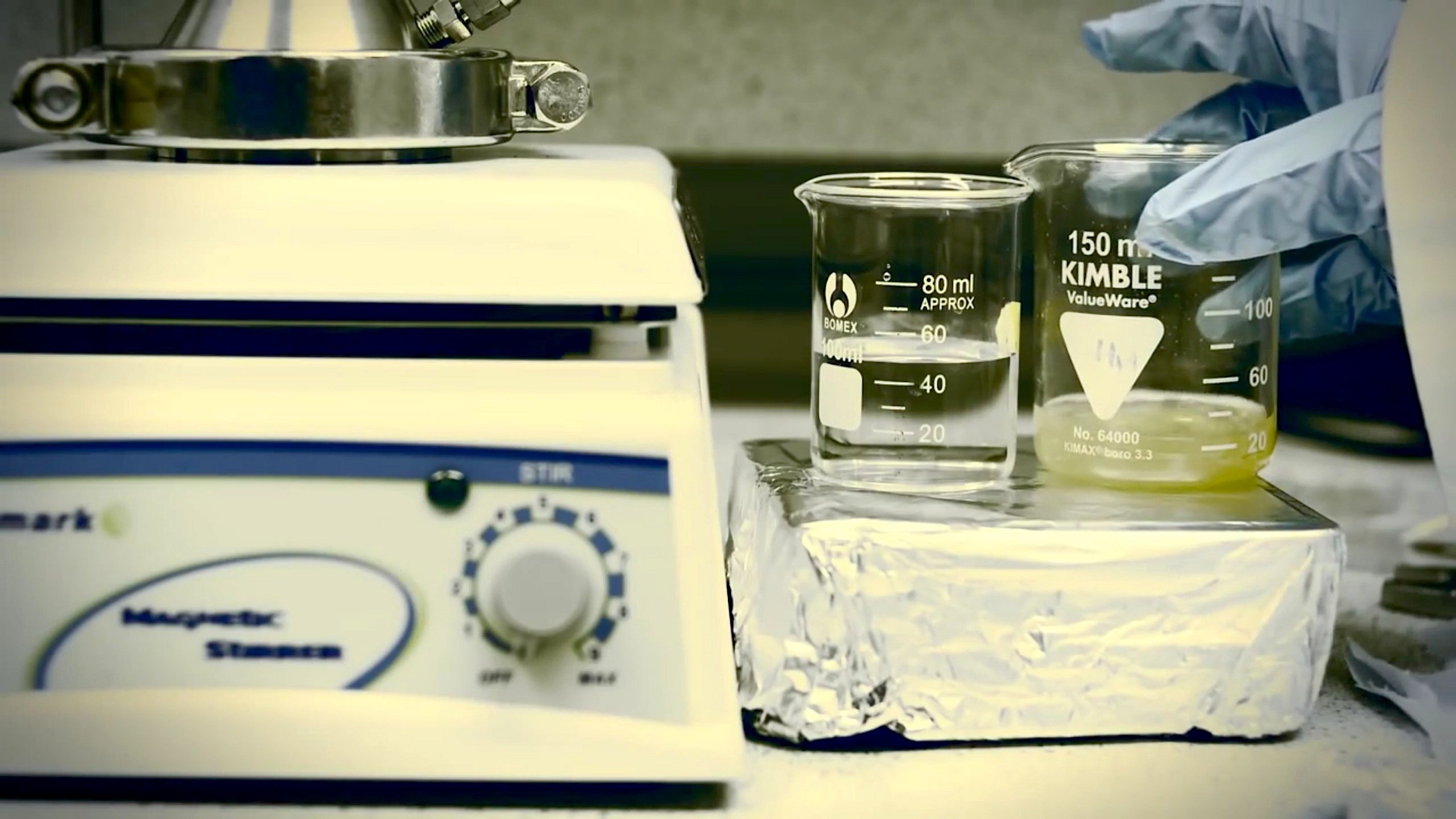 Im Labor klappt das Filtern von Salzwasser schon: rechts im Bild trübes Salzwasser, links trinkbares Süßwasser.
