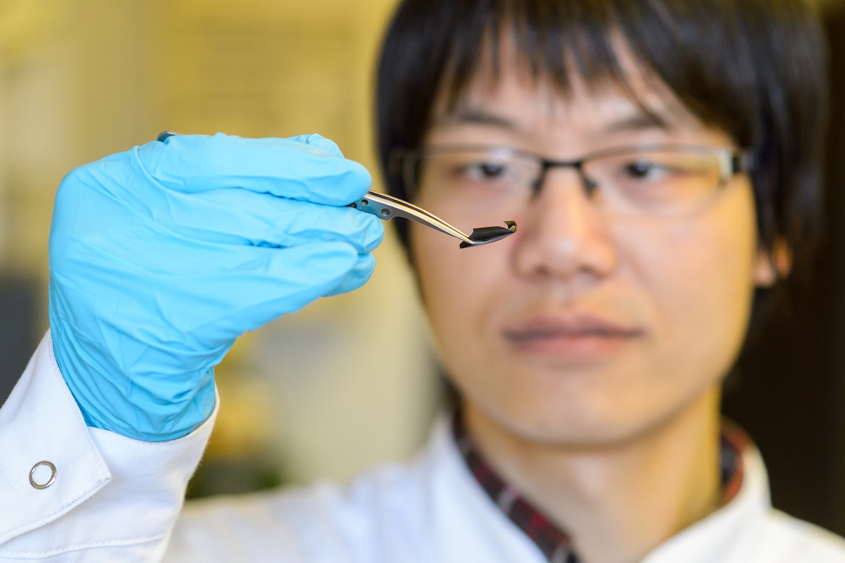 Die dünne Supraleiter-Folie macht neue Nano-Beschichtungen etwa für den Weltraum oder die Medizin möglich. Doktorand XianLin Zeng aus dem Team von Uwe Hartmann hat die Folie mitentwickelt.