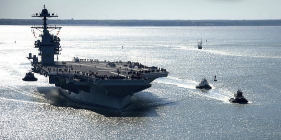 Der größte und teuerste Flugzeugträger der Welt auf Testfahrt