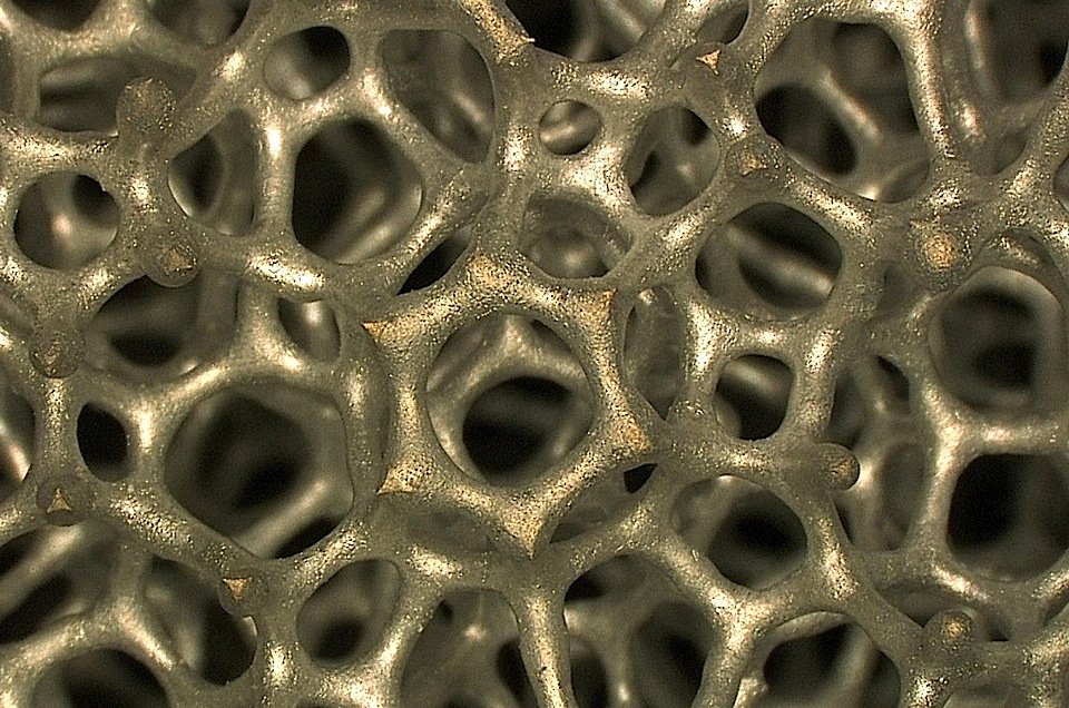 Aufnahme eines offenporigen Metallschaumes unter dem Mikroskop: Der Leichtbau durch neue Materialien und Strukturen ist eines der großen Themen der Hannover Messe 2017.