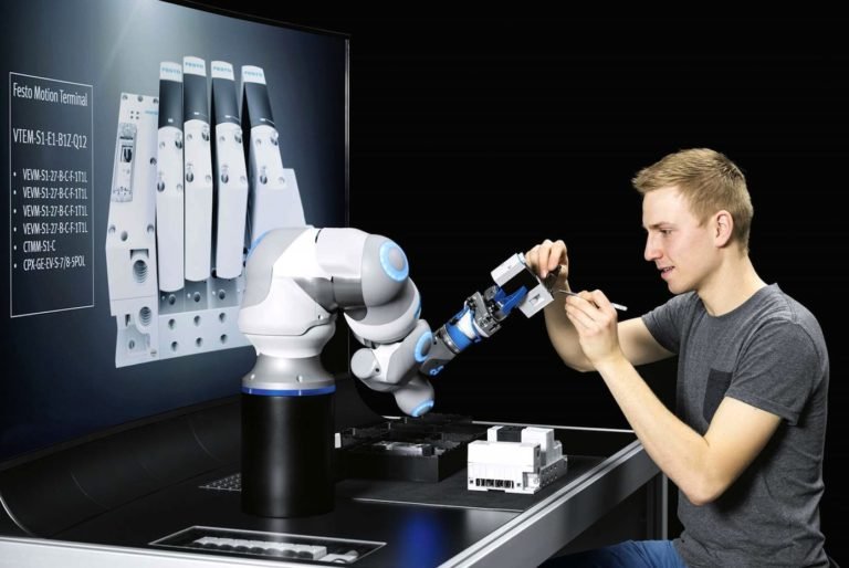 Mensch und Roboter kommen sich am Arbeitsplatz immer näher - ingenieur.de