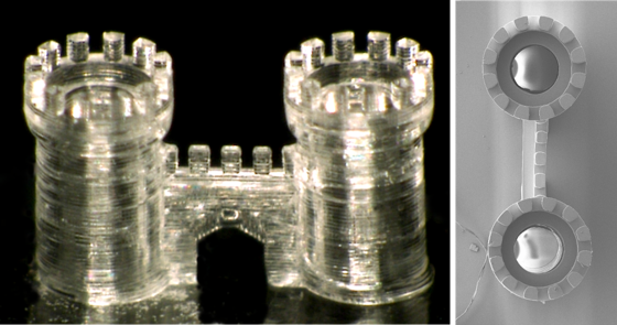 Mini-Burg aus Glas, mit höchster Präzision mittels 3D-Drucker gefertigt: Die gläsernen Strukturen erreichen eine Auflösung im Bereich weniger Mikrometer.