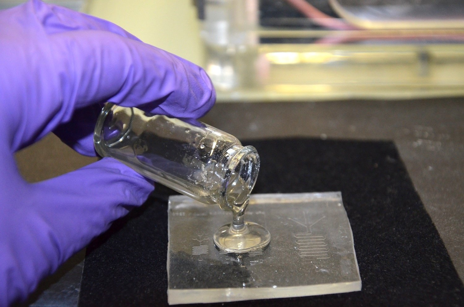 Herzstück der Technik ist das sogenannte Liquid Glas ­– eine dickflüssige Mischung aus Silikat-Nanopartikeln und Kunststoff.
