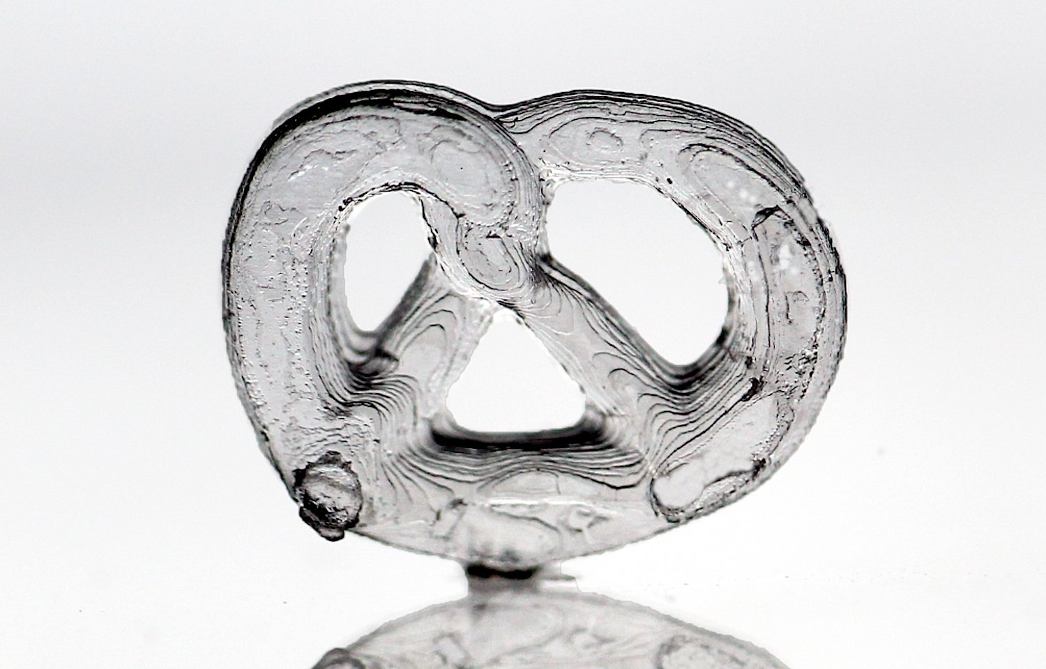 Glasbretzel aus dem 3D-Drucker: Solche Glasbauteile herzustellen, ist laut Forschern fast so einfach wie Kekse zu backen. 