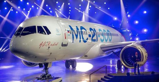 Mit dem Mittelstreckenflugzeug MC-21 will der russische Hersteller Irkut gegen Airbus und Boeing antreten. Doch jetzt kam es bei den im Flugzeugbau üblichen Langzeittests zu einem vorzeitigen Bruch an den Tragflächen. Ein herber Rückschlag. 