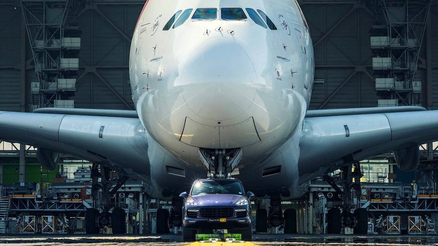 Porsche zieht Super-Airbus A380 zum Rollfeld