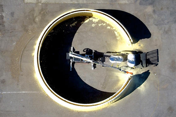 3D-Drucker im Einsatz: In 14 Stunden druckt der mobile Bauarbeiter die 3,65 m hohen Außenwände einer Kuppel mit 15 m Durchmesser. Er ist für den Einsatz auf dem Mars gedacht.