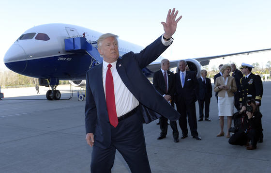 US-Präsident Donald Trump in North Charleston beim Besuch einer Fabrik des US-Flugzeugbauers Boeing. Im Hintergrund ist eine Boeing 787 Dreamliner zu sehen. Demnächst wird Boeing Titan-Komponenten aus dem 3D-Drucker bei dessen Produktion einsetzen.