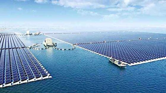 Das Unternehmen Sungrow hat nahe der Provinz Hainan in einer überfluteten Bergbau-Gegend den größten schwimmenden Solarpark der Welt gebaut. Dass die Solarzellen bei einer Leistung von insgesamt 40 MW sehr heiß laufen, ist kein Problem: Die Lage auf dem Wasser sorgt für eine natürliche Kühlung der Anlage. 