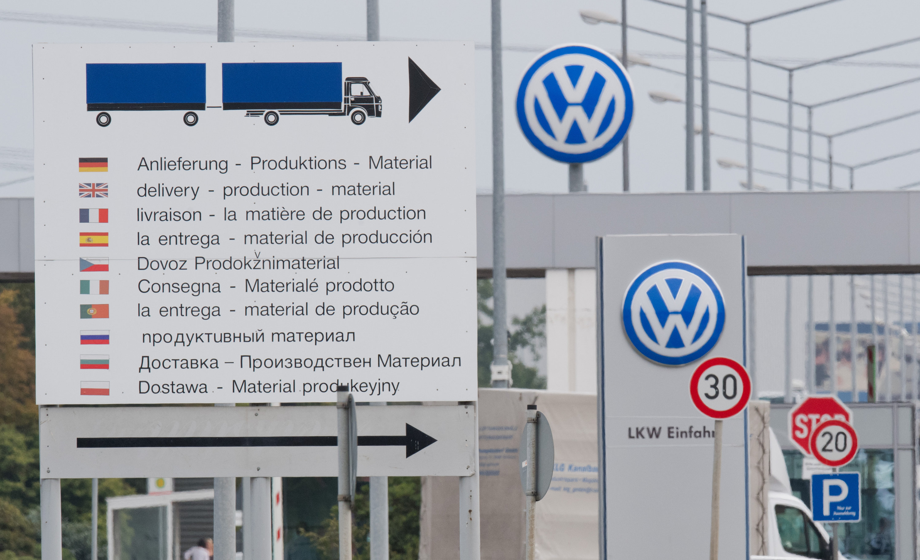 Lkw-Zufahrt für Zulieferer des VW-Werks in Wolfsburg: Inzwischen kann jedes Einzelteil, das nicht rechtzeitig angeliefert wird, die Produktion unterbrechen.