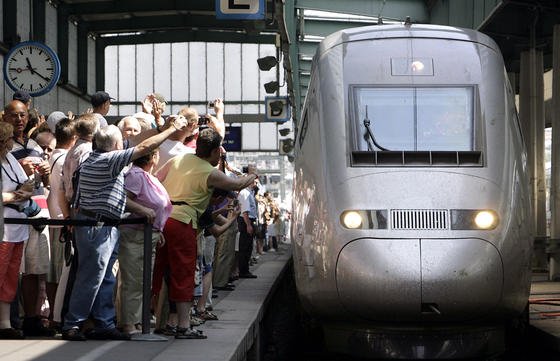 Halt eines TGV in Stuttgart: Die französische Bahn SNCF will schon in vier Jahren die ersten Hochgeschwindigkeitszüge ohne Lokführer fahren lassen.