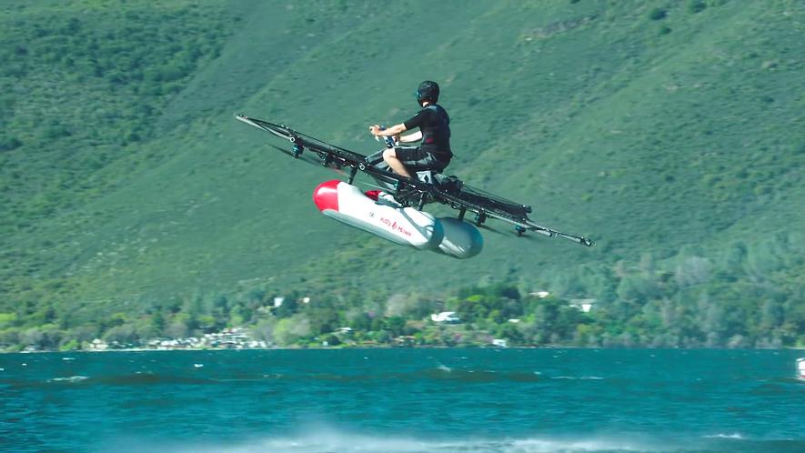 Der Kitty Hawk Flyer, eine Mischung aus Motorrad und Octocopter, hat seinen Erstflug absolviert. Ein Förderer des Projekts ist Google-Gründer Larry Page. Acht Rotoren drücken Luft nach unten und lassen den Kitty Hawk Flyer dadurch fliegen.