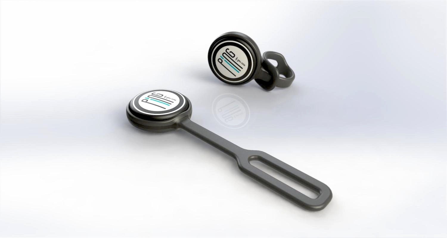 Der kabellose Button lässt sich ohne Werkzeug am Lenkrad oder an der Kleidung befestigen. Er kommuniziert via Bluetooth mit dem Smartphone.