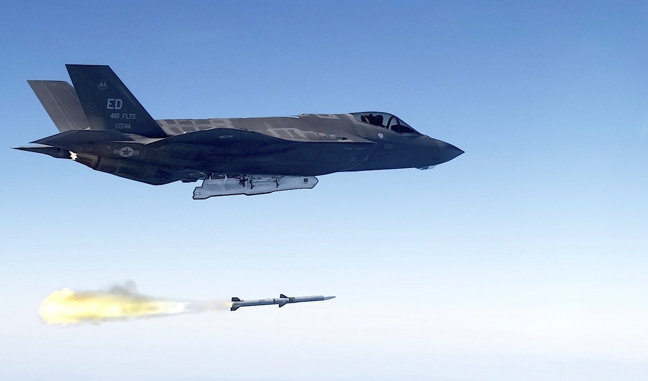 Abschuss einer Rakete von einer F-35 von Lockheed Martin: Die USA wollen neue Lenkwaffen entwickeln, die so schnell ihr Ziel erreichen sollen, dass beispielsweise Atomraketen in Nordkorea noch vor dem Abschuss auf der Startrampe zerstört werden. 