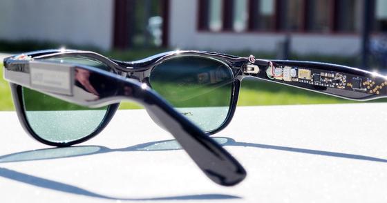 Die Solarbrille versorgt mit halbtransparenten organischen Solarzellen als Brillengläsern zwei Sensoren und Elektronik im Bügel mit Strom. 