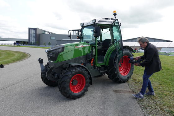Fendt will 2018 einen kompakten Elektro-Traktor auf den Markt bringen. Er soll auch in Städten eingesetzt werden, beispielsweise als Räumfahrzeug im Winter.