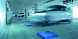 Ladepads liegen in einem Parkhaus auf dem Boden