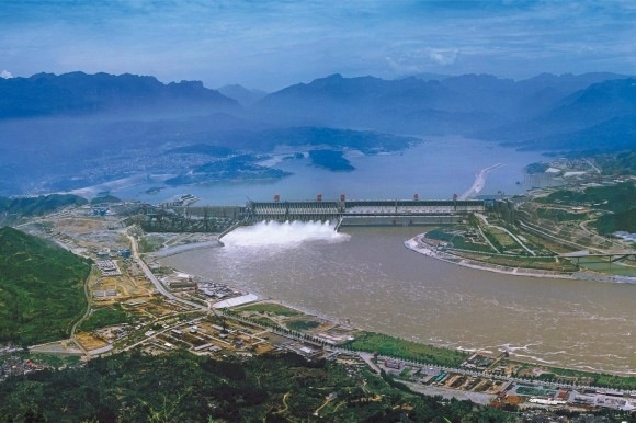 Der riesige Drei-Schluchten-Damm in China besteht aus einer 2309 Meter langen, 185 Meter hohen Staumauer und einem 600 Kilometer langen Stausee.