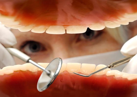 Schaut uns künftig nicht mehr der Zahnarzt, sondern ein Roboter in den Mund? Technisch ist das möglich.