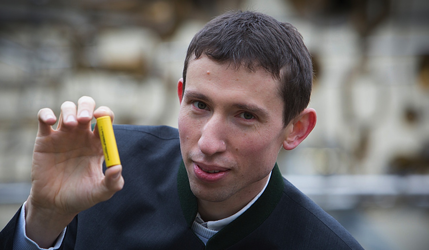 Stefan Freunberger und sein Hybrid aus Batterie und Superkondensator. Der neuartige Energiespeicher vereint das Beste aus beiden Welten. 