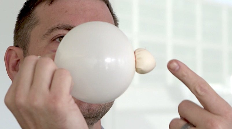 Die New Yorker Forscher nutzen ein Prinzip, das etwa einem Luftballon entspricht, um den man vorher Schnüre gewickelt hat. 