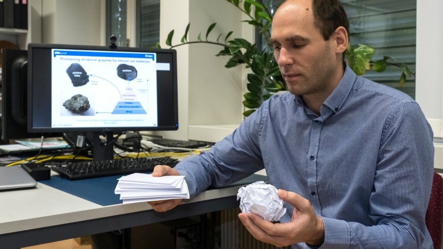 Konstiantyn Kravchyk hat Papier zerknüllt, um die Struktur von Graphit zu demonstrieren. Der Stapel Papier soll das Abfall-Graphit zeigen, das zerknüllte Papier den vermahlenen Rohstoff.