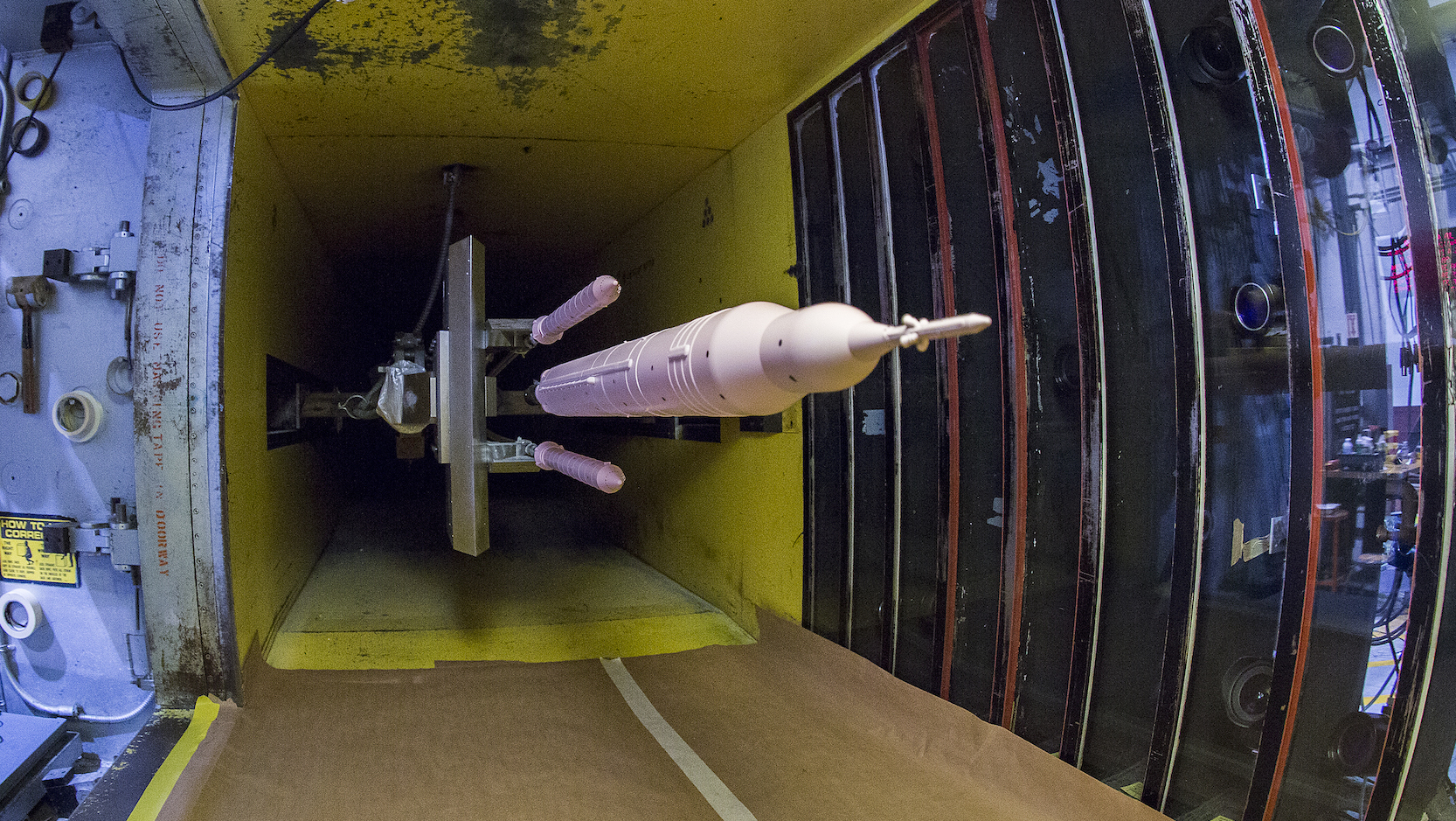 Modell der Schwerlastrakete Space Launch System in einem Teststand.