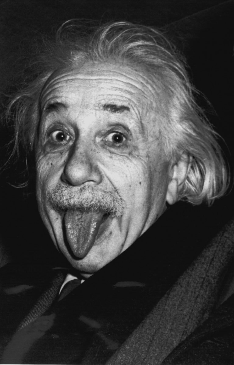 Weltberühmtes Bild des Physikers Albert Einstein mit ausgestreckter Zunge. Einstein war übrigens auch verkappter Ingenieur: 1926 reichte er ein Patent für einen Kühlschrank ein, der ohne toxisches Kühlmittel auskommt.