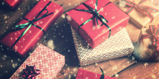 verpackte Geschenke liegen übereinander