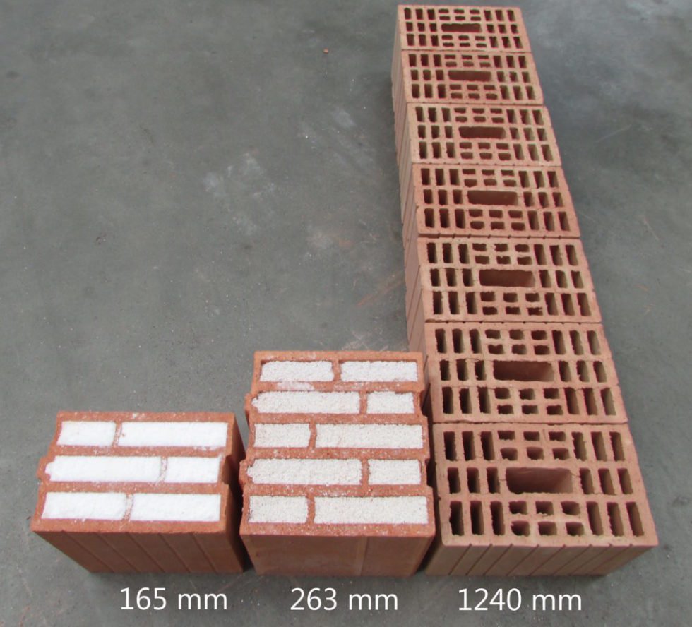 Um die selben Dämmwerte wie eine 165 mm dicke Mauer aus Aerobricks zu erreichen, muss eine Mauer aus Perlit-Ziegelsteinen 263 mm dick sein. Eine Mauer aus nicht-isolierenden Ziegelsteinen muss eine Stärke von 1240 mm erreichen.