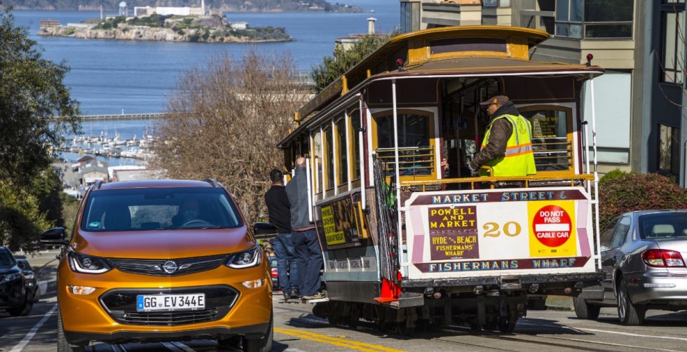 Elektroautos wie der Ampere-e von Opel sind so leise, dass ab 2019 künstliche Motorgeräusche Pflicht werden.